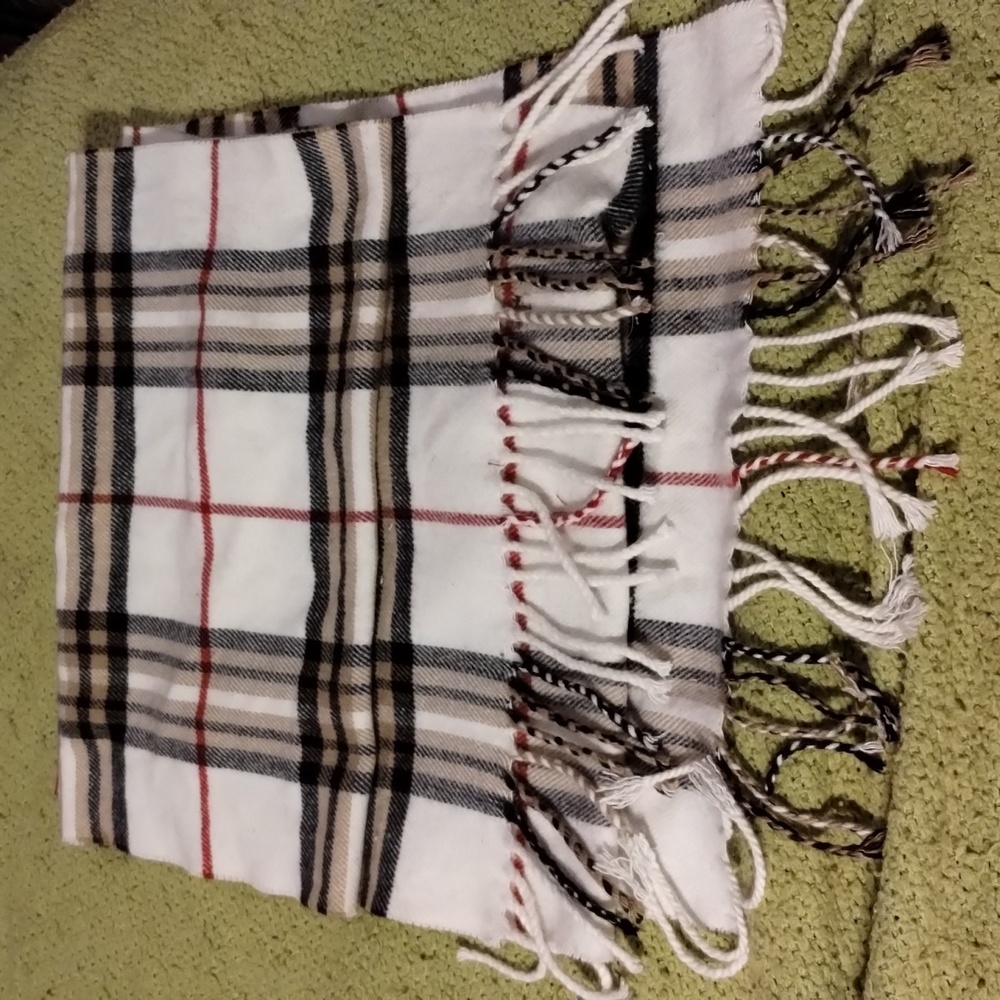 Soft fringed scarf
